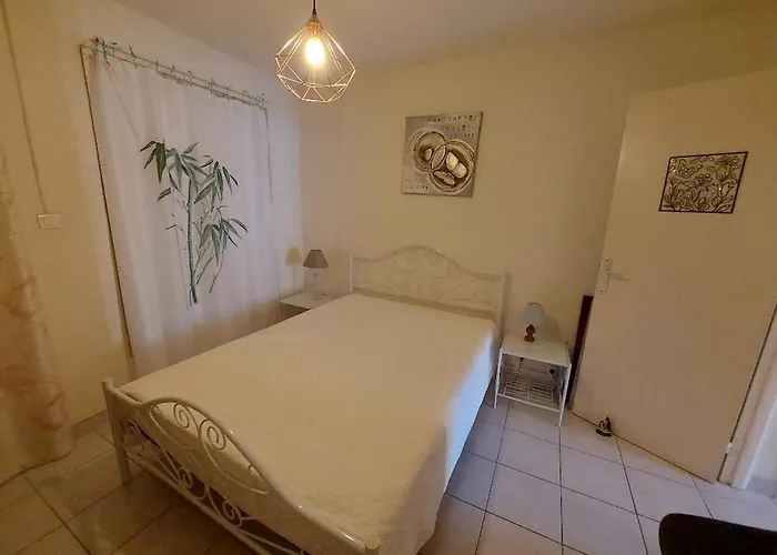 Résidence Privée, 50 M De La Roquille, Entièrement Climatisé